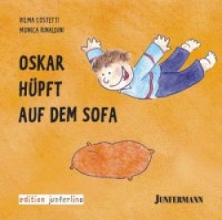 Oskar hüpft auf dem Sofa